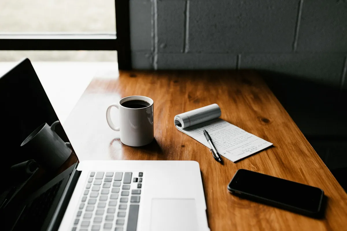 Documentos de segurança do trabalho sobre uma mesa de escritório